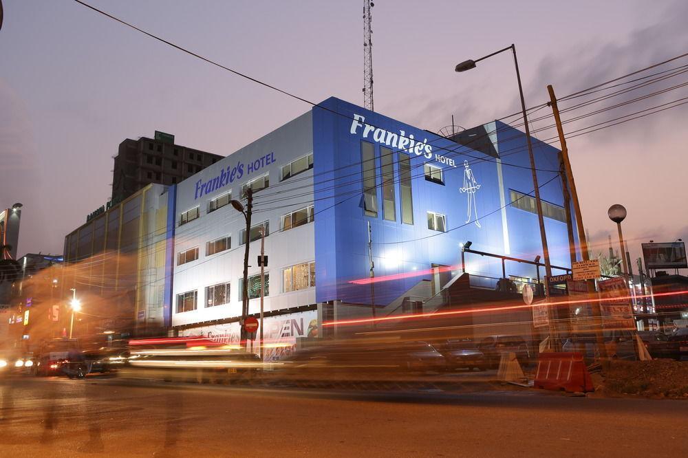 Frankie'S Foods And Rooms Акра Екстериор снимка
